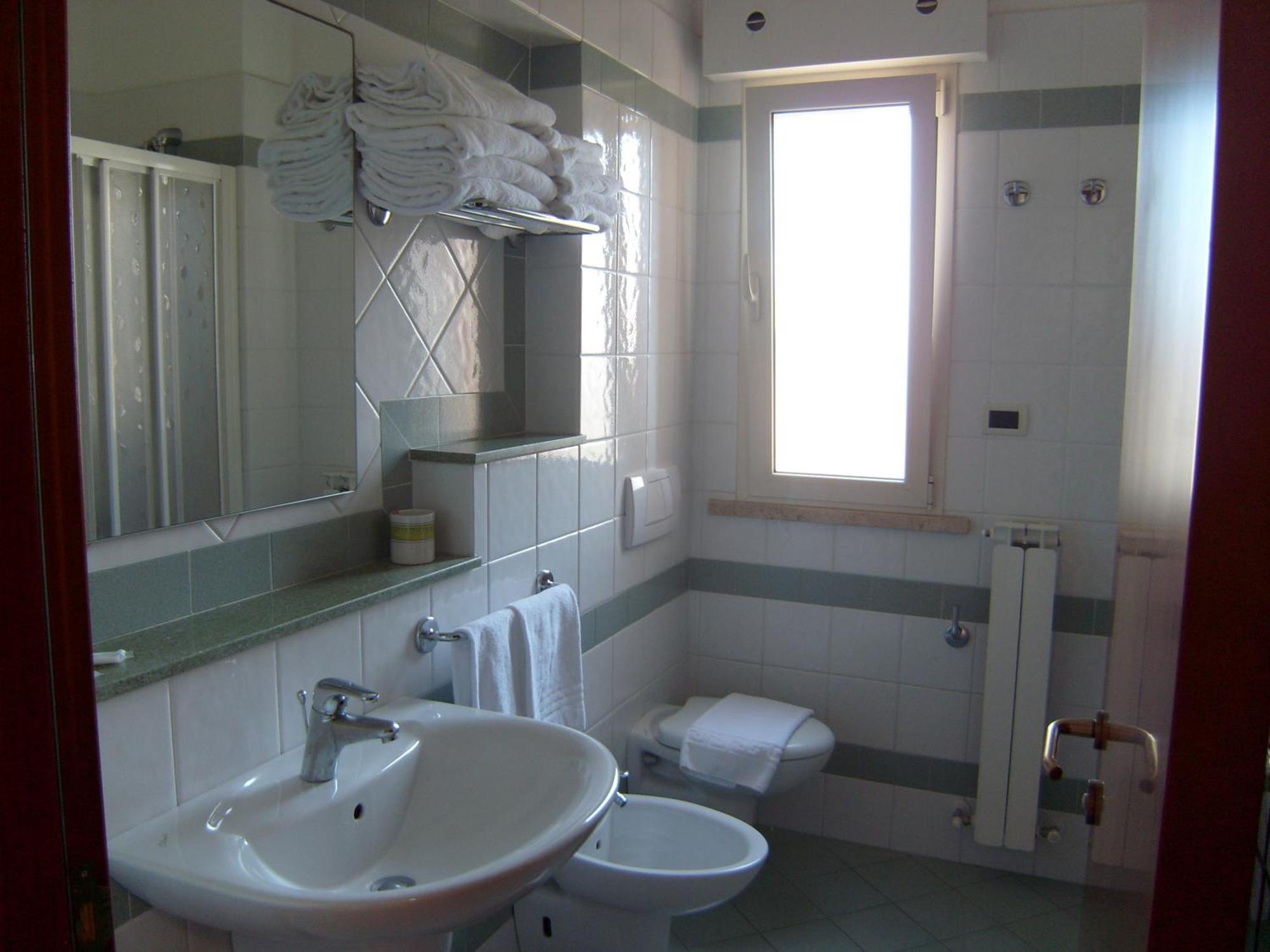 Residence Torre Del Mar Alba Adriatica Bilik gambar